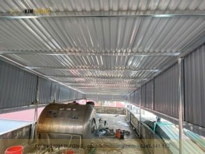 Mẫu mái tôn thường sân thượng nhà ống đẹp