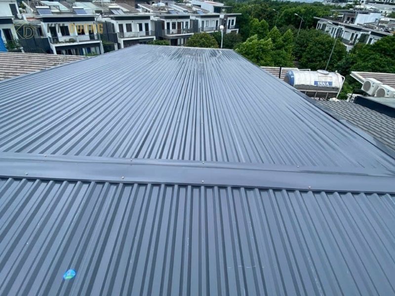 công trình mái tôn lạnh sân thượng đẹp ở long biên - hà nội