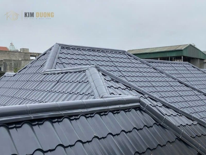 công trình nhà mái thái lợp tôn giả ngói đẹp ở sóc sơn - hà nội