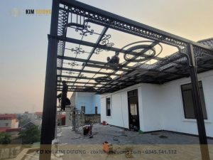 đội ngũ thợ của kim dương đang thi công mái kính sân thượng