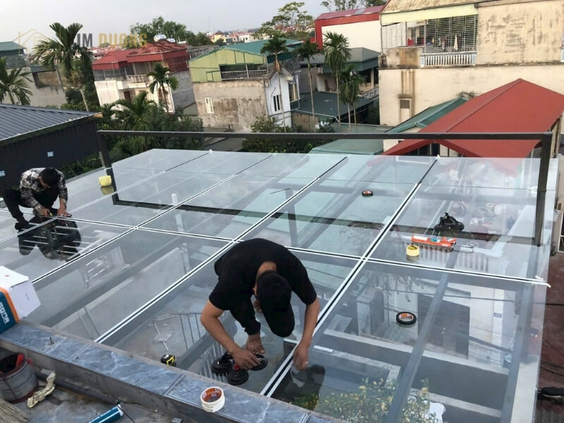đội ngũ thợ của kim dương hoàn thiện công trình mái kính che sân