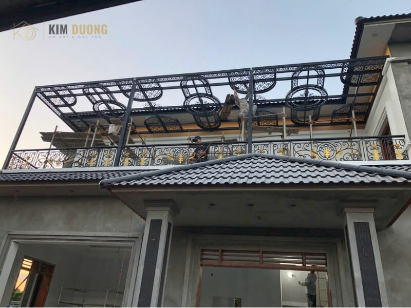 đội ngũ thợ của kim dương hoàn thiện khung sắt mái kính sân thượng