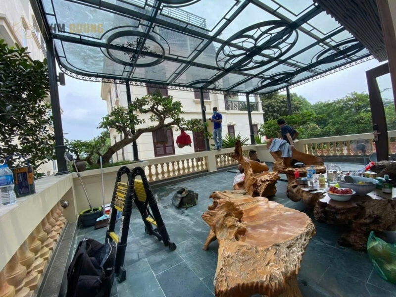 đội ngũ thợ của kim dương thi công mái kính sân thượng ở tây hồ hà nội