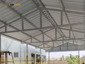làm mái tôn sân thượng bằng tôn lạnh
