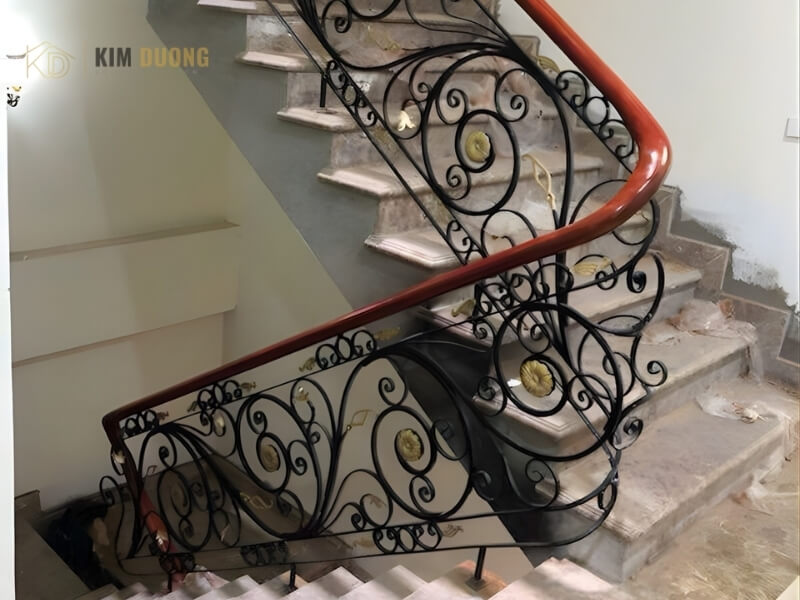 lan can cầu thang sắt họa tiết đẹp của khách tại mỹ đình hà nội