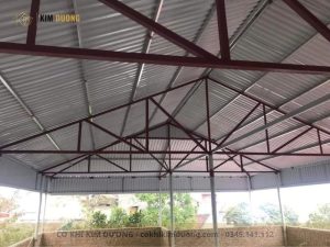 mái che sân thượng bằng tôn thường