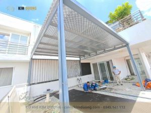 mái sân tôn chóng nóng đơn giản