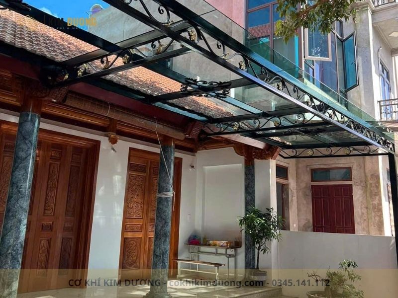 mẫu mái kính che sân nhà cấp 4