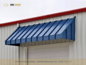 mẫu mái tôn che cửa sổ màu xanh