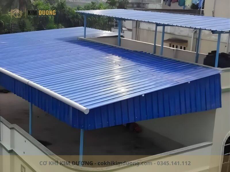 mẫu mái tôn chống nóng sân thượng màu xanh
