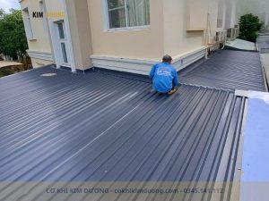 tôn xốp chống nóng lợp sân trước nhà