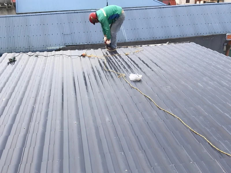 bắn vít chuyên dụng và xử lý co giãn nhiệt giúp chống dột hiệu quả cho mái tôn nhựa