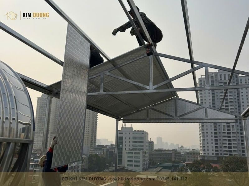 giá nhân công lợp mái tôn phụ thuộc vào độ cao và tính phức tạp của công trình