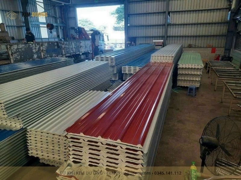 giá thi công mái tôn trọn gói 2026 dao động khoảng 275000-580000 vnđ 1m2