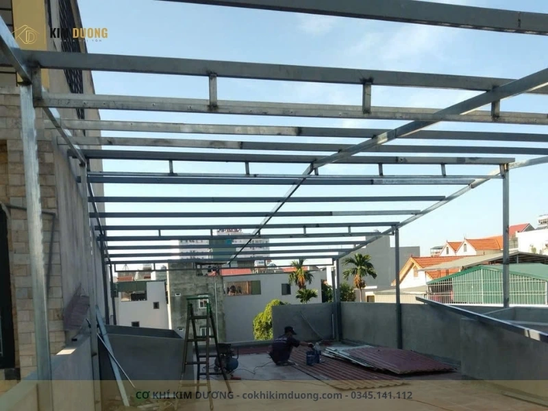 kết cấu khung kèo mái tôn sân thượng do cơ khí kim dương thi công