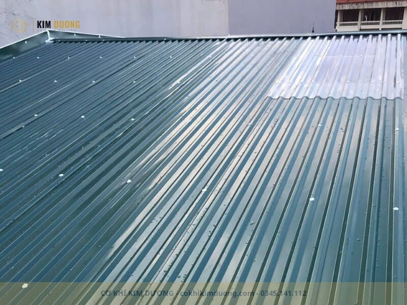 kim dương thi công lắp đặt tấm tôn lạnh chuẩn kỹ thuật