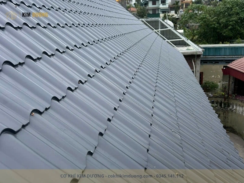 lớp tôn lợp mái là lớp ngoài cùng trong cấu tạo mái tôn