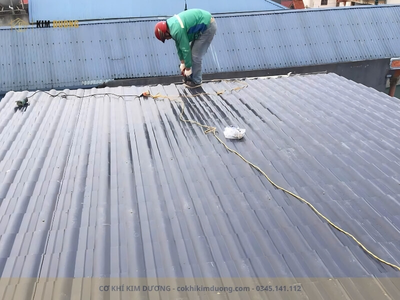 lợp và bắn vít chuẩn giúp mái tôn giả ngói giảm nguy cơ rỉ sét và có tuổi thọ lâu hơn