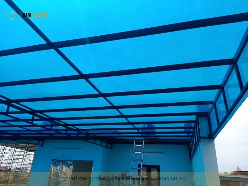 mái tôn nhựa trong màu xanh che sân thượng