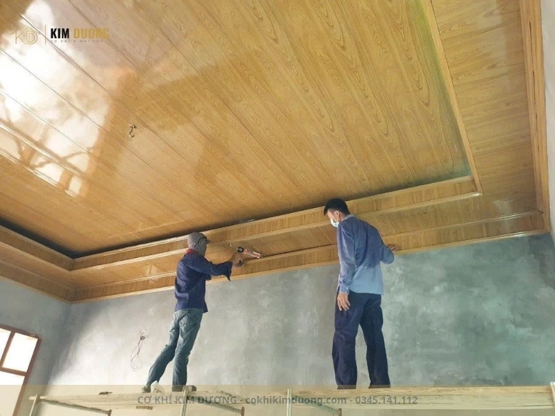 mẫu trần tôn xốp màu vân gỗ nâng tầm thẩm mỹ ngôi nhà lợp tôn