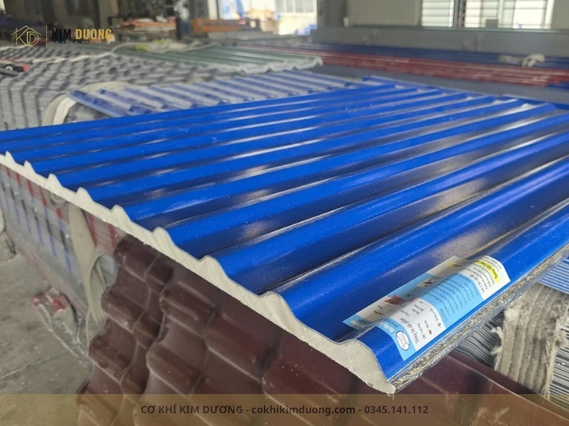 tấm tôn nhựa cách nhiệt màu xanh dương
