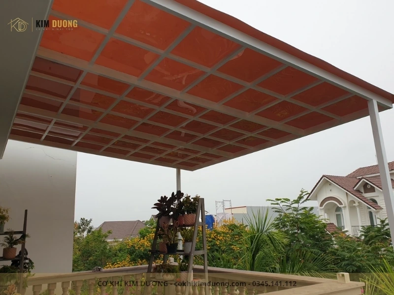 hình ảnh mái che sân thượng lợp mái nhựa poly mờ lấy sáng dịu