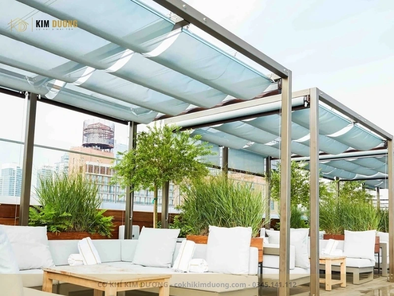 mái che nắng sân thượng dạng bạt xếp cho quán cafe rooftop