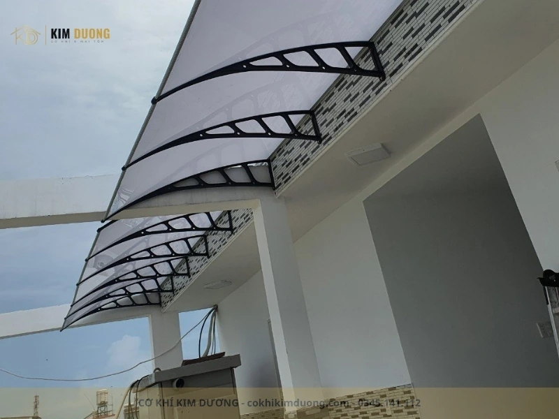 mái hiên nhựa poly lấy sáng sân thượng dạng uốn cong