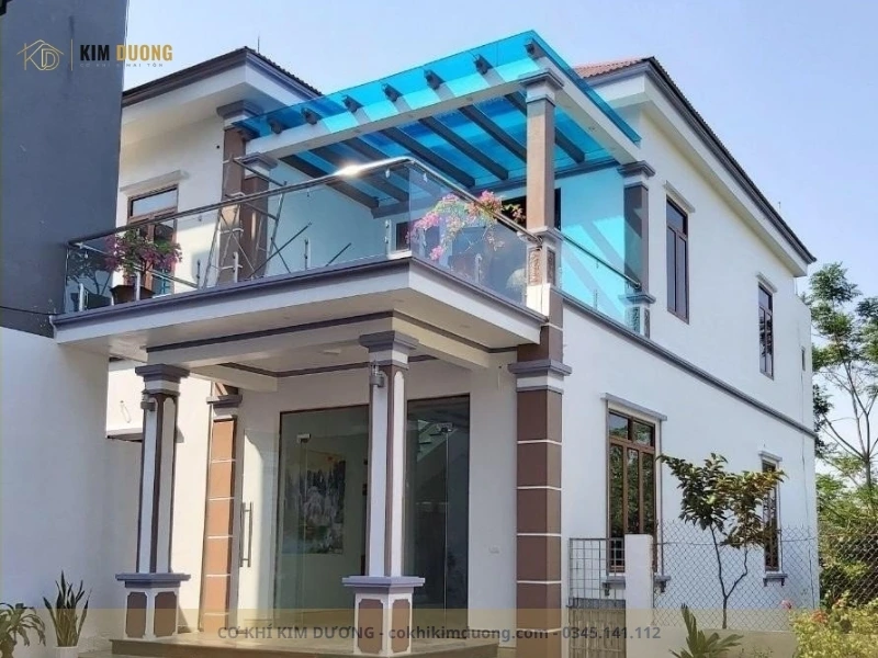 mái nhựa poly giả kính làm mái hiên sân thượng đẹp