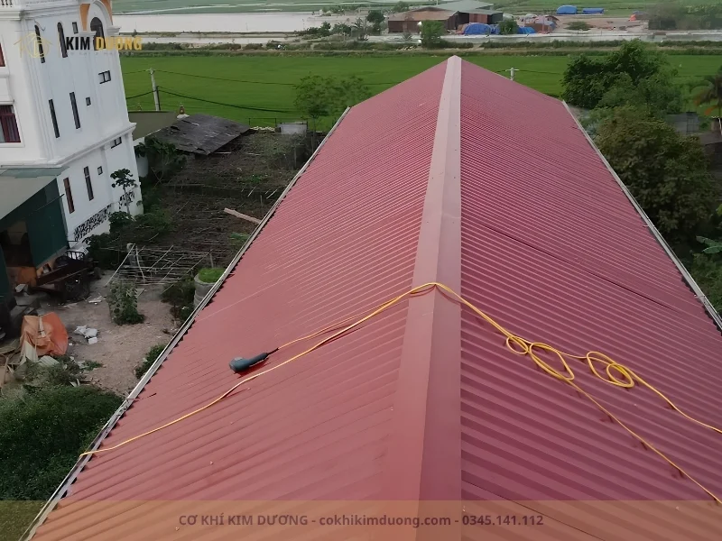 nhà ống 2 mái lợp mái tôn màu đỏ đẹp