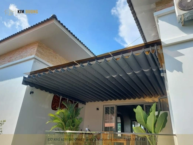 thiết kế mái sân thượng bạt xếp cho khoảng không trồng cây
